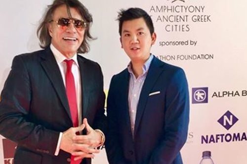 O Oρέστης Τσανγκ, η κούκλα αδερφή του, το Survivor, ο Ψινάκης, ο Καμίνης 