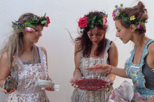 Flower Girls: «Τρώμε λουλούδια για να χτυπήσουμε τον καθωσπρεπισμό»