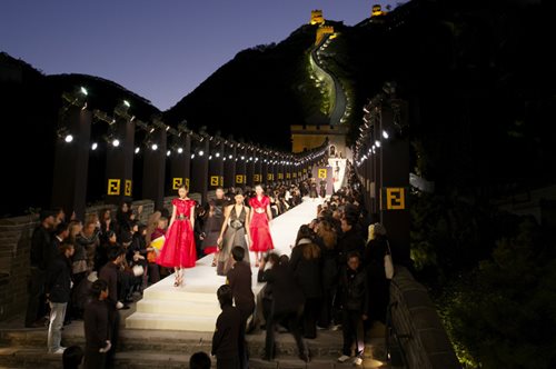 Όταν ο Οίκος Fendi έκανε πασαρέλα στο Σινικό Τείχος 