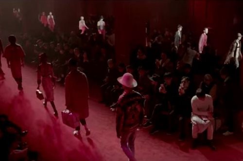 Ποιος σχεδιαστής έφερε τα πάνω κάτω στην ανδρική Εβδομάδα Μόδας στο Μιλάνο; 