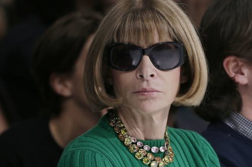 Η Anna Wintour καμιά φορά χαμογελάει. Δες τη σιδηρά κυρία της μόδας χωρίς γυαλιά και χαμογελαστή