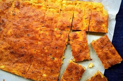 Τυρόπιτα ταψιού χωρίς φύλλο με αλεύρι που φουσκώνει μόνο του. Απίθανο σνακ