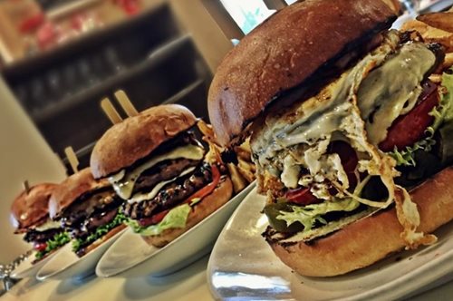 Στο Juicy Grill στον Χολαργό: Φάγαμε εκεί όπου όλη η Αθήνα κάνει ουρά για ένα burger