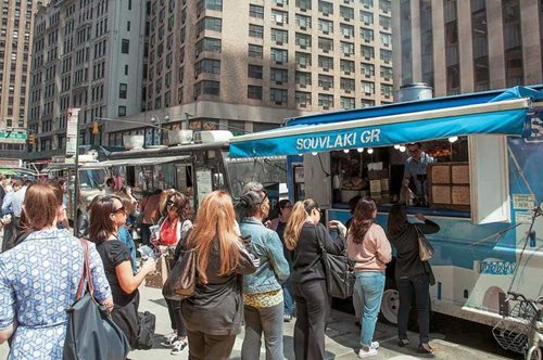 Ουρές για greek souvlaki στο κοσμοπολίτικο Μανχάταν 