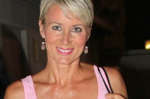 Νατάσα Παζαΐτη: Μαυρισμένη με σατέν φόρεμα και λευκά flatforms στην Επίδαυρο