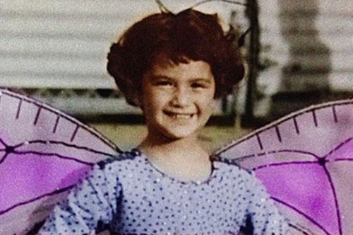 Κι όμως το κοριτσάκι στη φωτογραφία είναι μια πολύ διάσημη τραγουδίστρια. Μπορείτε να την αναγνωρίσετε;