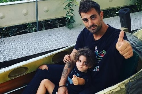 O γιος του Στέλιου Χανταμπάκη βλέπει φανατικά «Survivor» και στέλνει μήνυμα στον μπαμπά του