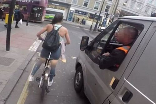 Ποδηλάτισσα παίρνει την εκδίκησή της από οδηγό βαν που την παρενόχλησε