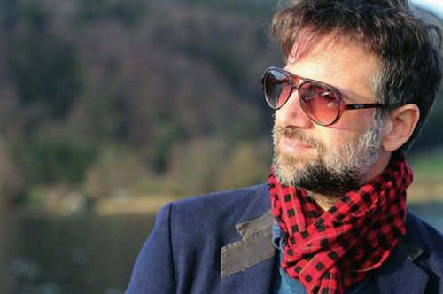 Ποια είναι η όμορφη σύντροφος του Κωστή Μαραβέγια; Ο τραγουδιστής δεν μιλάει για τη σχέση του