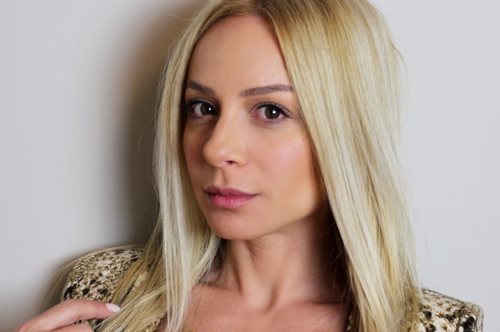 «Προϊόντα μακιγιάζ που αγοράζω ξανά και ξανά». Η Ελληνίδα vlogger ομορφιάς Gina έχει πάθει κόλλημα