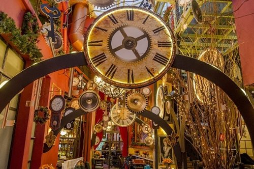 Η νέα διακόσμηση του Noel μοιάζει με ταξίδι στο χρόνο. Στο τώρα, στο χτες, στο για πάντα