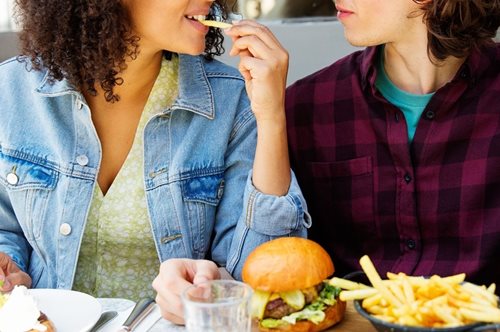 Κι όμως η επιλογή συντρόφου μας έχει σχέση με τα φαγητά που του αρέσουν. Μία απίστευτη έρευνα