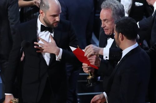 Μια επική γκάφα, που θα αφήσει εποχή, συνέβη χτες στην απονομή των Όσκαρ 