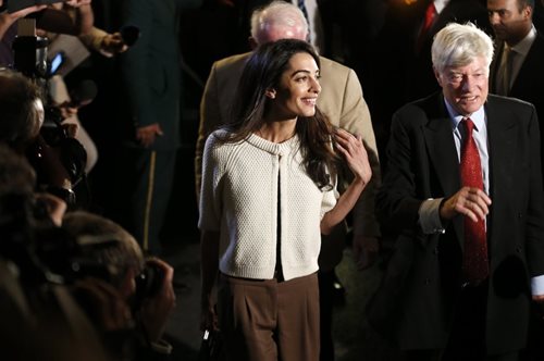 Η Amal Alamuddin είναι πολύ μπροστά. Για για την ακρίβεια δύο ενδυματολογικές σεζόν