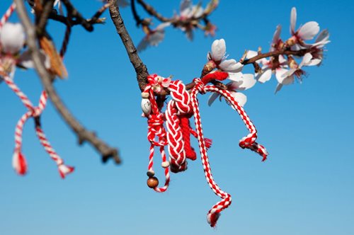 Φόρα το βραχιολάκι σου να μη σε «κάψει» ο Μάρτης και η ιστορία πίσω από αυτό το έθιμο