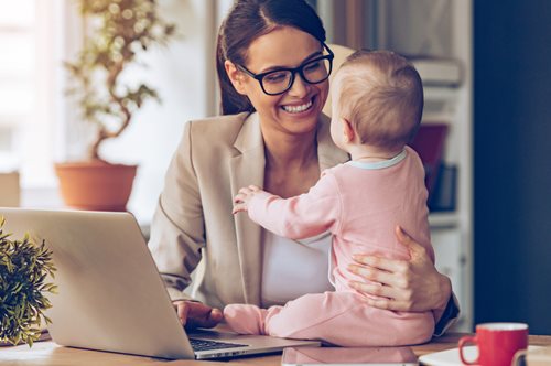 Ποιες μητέρες ανηλίκων με 25ετία βγαίνουν στη σύνταξη από τα 55 έως τα 62