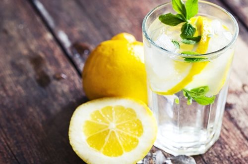 Ξέρεις πόσες θερμίδες θα κάψεις πίνοντας παγωμένο νερό; 