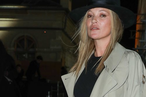Η Kate Moss μόλις επιβεβαίωσε την απόλυτη κυριαρχία ενός κλασικού ρούχου 