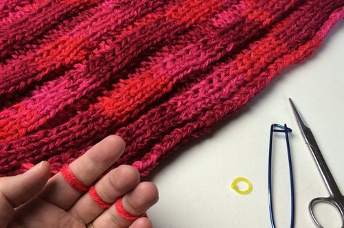 Mετά το πλέξιμο με τα χέρια, ήρθε το πλέξιμο μόνο με τα δάκτυλα. Ακόμα πιο λεπτοκαμωμένη τεχνική 