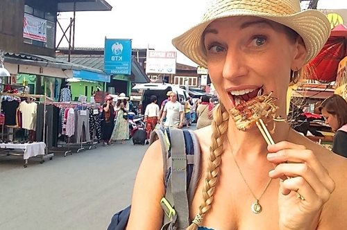 To μεγάλο λάθος που κάνουμε όταν τρώμε και μας προσθέτει κιλά 