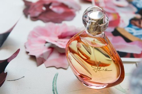 Αυτοί είναι οι λόγοι να αγαπήσεις το φρέσκο άρωμα Izia της Sisley, με βάση το τριαντάφυλλο