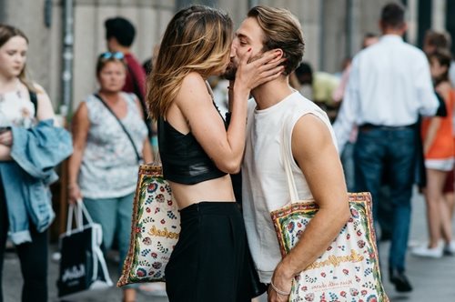 Και για να ’χουμε καλό ρώτημα γιατί ποτέ δε γιορτάζουμε την παγκόσμια ημέρα του άντρα;