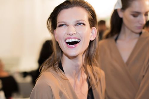 Yπάρχει ένα φρούτο που δρα σαν λευκαντικό δοντιών. Το γνώριζες;