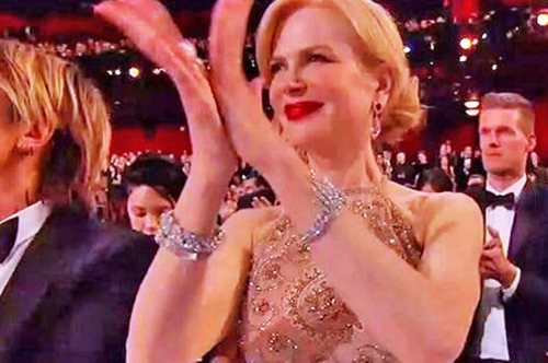 Επιτέλους λύθηκε το μυστήριο: H Κidman εξηγεί γιατί χειροκροτούσε τόσο παράξενα στα Όσκαρ