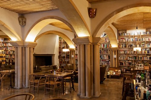 Αυτό το ξενοδοχείο είναι η απόλυτη φαντασίωση του κάθε βιβλιοφάγου