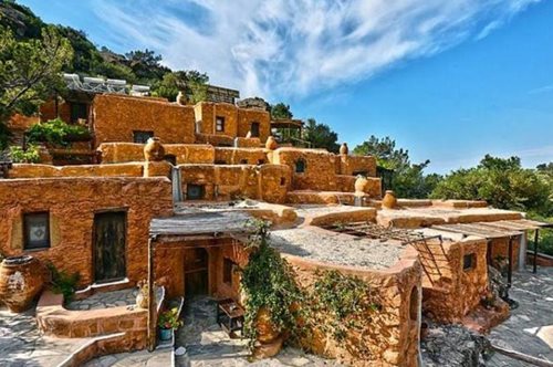 To πιο πρωτότυπο ξενοδοχείο της Ελλάδας βρίσκεται στη Κρήτη: Χωρίς πρίζες, μόνο με κεριά