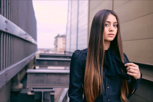 6 τρόποι που τα μαλλιά σου σε μεγαλώνουν. Μείνε μακριά τους