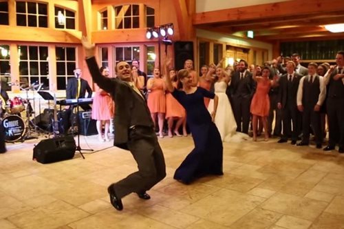 Μητέρα γαμπρού κλέβει την παράσταση από τη νύφη στο γάμο της. Το βίντεο που θα σε νευριάσει