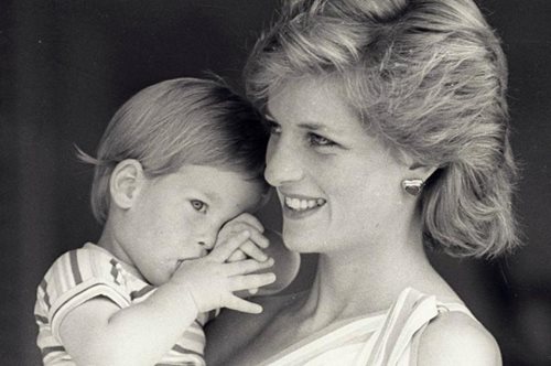 Ο πρώην εραστής της Νταϊάνα μίλησε: Το βίντεο που τεκμηριώνει την πατρότητα του πρίγκιπα Harry