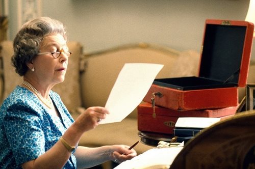 Τι κρύβεται μέσα στο περίφημο «κόκκινο κουτί» της βασίλισσας Ελισάβετ