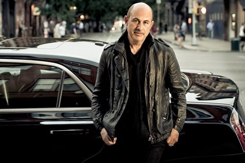 Τζον Βαρβάτος: Ο Έλληνας σχεδιαστής που ντύνει το Χόλιγουντ 