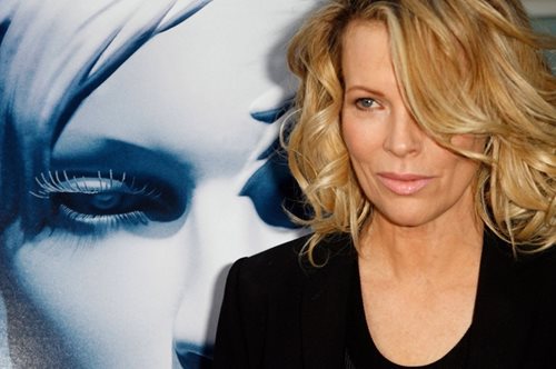 Η κόρη της Κιμ Μπάσινγκερ σε έξαλλη κατάσταση, μεθυσμένη, ξυπόλητη και ελαφρώς topless  