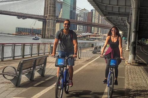 Ο Σάκης Τανιμανίδης μόλις υποδέχθηκε την Χριστίνα Μπόμπα στον Άγιο Δομίνικο