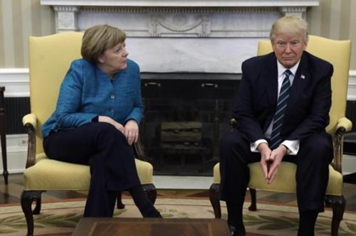 Όταν ο Ντόναλτ Τραμπ αρνήθηκε προκλητικά να δώσει το χέρι του στη Μέρκελ
