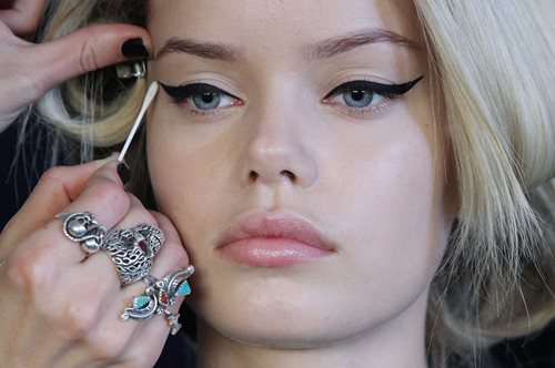 Για την τέλεια γραμμή eyeliner χρειάζεσαι μόνο ένα προϊόν που έχεις στο ντουλάπι σου