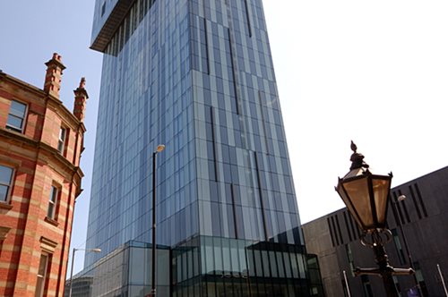 Από αυτό το κτίριο ακούγεται ένας ήχος που κάνει ολόκληρο το Μάντσεστερ να τρομάζει 