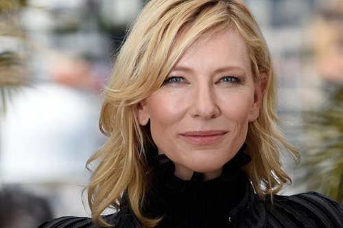 Η Κέιτ Μπλάνσετ μόλις τόλμησε ένα κοντό πομπέ καρέ στα μαλλιά της, ακολουθώντας την τάση της εποχής 