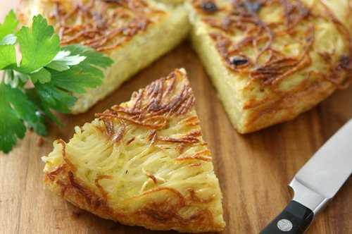 Μακαρονάδα-ομελέτα της Ελένης Ψυχούλη. Δύο λατρείες σε ένα πιάτο