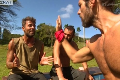 Η ένταση στους Διάσημους κορυφώνεται. Η αντίδραση στου Χανταμπάκη στον Σπαλιάρα στους πανηγυρισμούς 