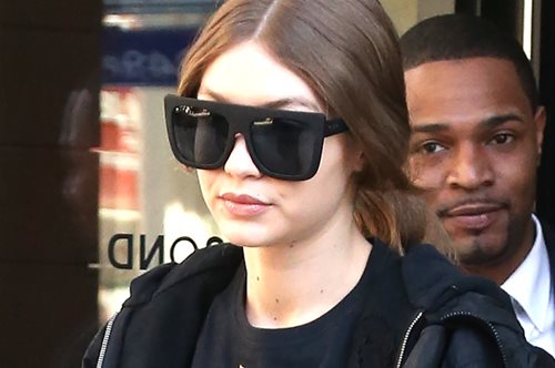 Η Τζίτζι Χαντίντ έκοψε τα μακριά μαλλιά της στο πιο κοντό (και μοντέρνο) καρέ που έχουμε δει τελευταία