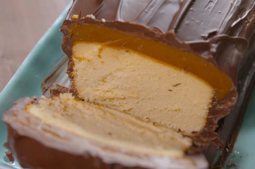 Λαχταριστό και εύκολο κέικ με επικάλυψη καραμέλα και σοκολάτα σαν τεράστιο Twix