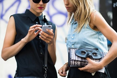 To «άσχημο» παπούτσι που φέτος γίνεται όμορφο. Δες τη μεταμόρφωσή του 