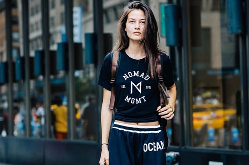 Aυτή είναι και επίσημα η μάρκα που λατρεύουν όλες οι Millenials. Τι το ξεχωριστό έχει;