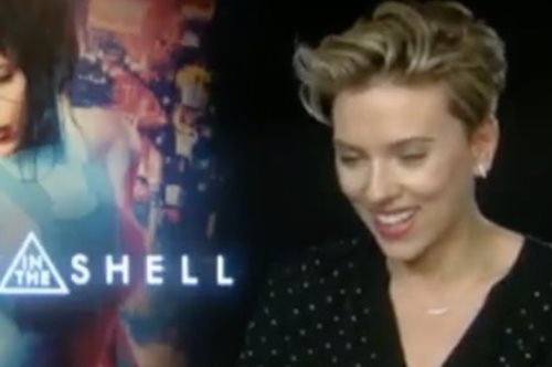 Κι όμως, η Σκάρλετ Γιοχάνσον απάντησε στην πρόσκληση του Τσακαλώτου