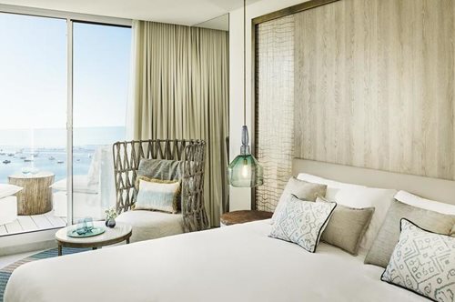 Αυτό το ηλιόλουστο ξενοδοχείο στην Ίμπιζα θα σου θυμίσει ότι χρειάζεσαι διακοπές 