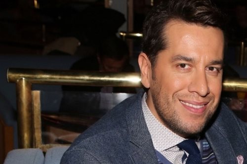 Ο Χάρης Σιανίδης ανοίγει για πρώτη φορά το εντυπωσιακό του σπίτι στη Γλυφάδα